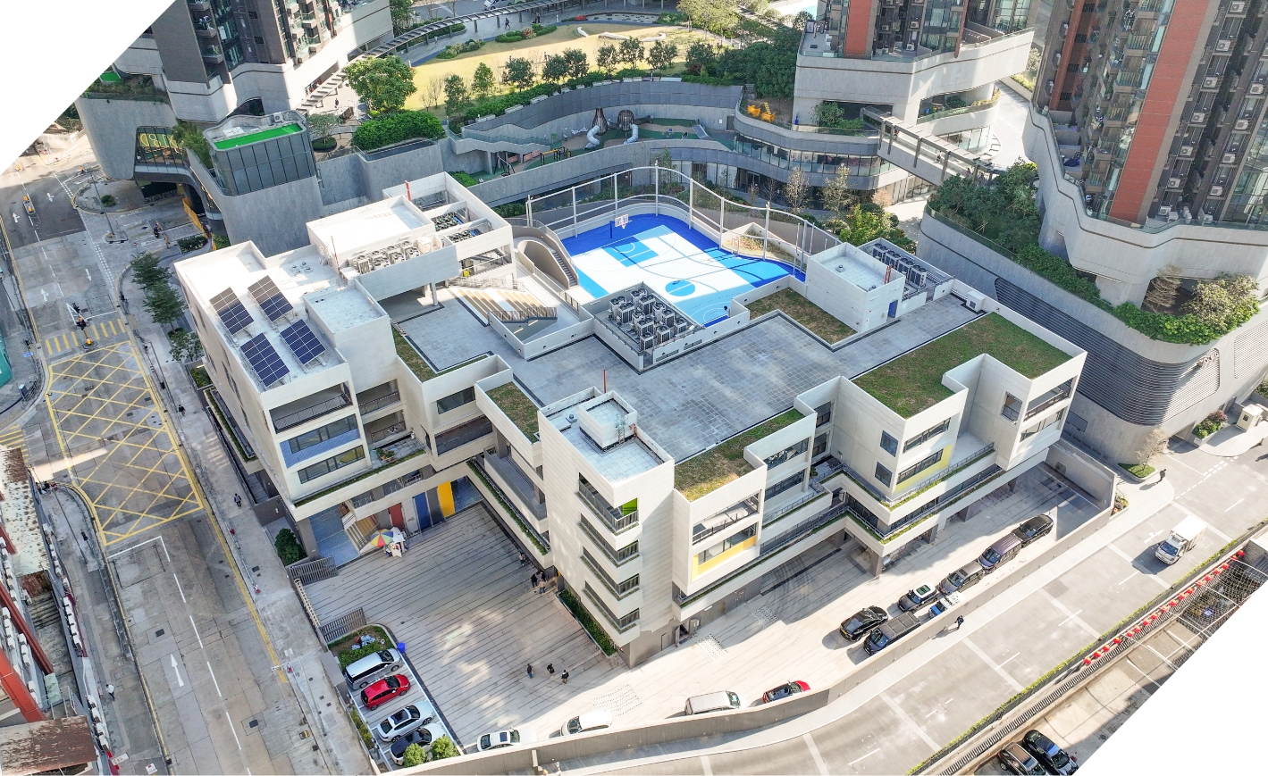 學校設施採用低密度空間規劃，營造和諧的學習與活動環境，同時將對鄰近建築的視覺及通風影響減至最低。