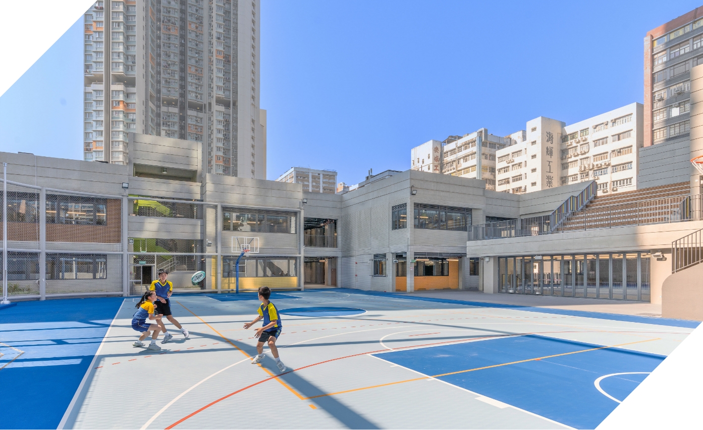 項目採用創新的「組裝合成」建築法，將非結構牆、外牆與樑柱抗彎框架結構作一體化設計，有效減少地盤混凝土澆灌工序、建築廢棄物及粉塵排放，大幅提升施工效率。