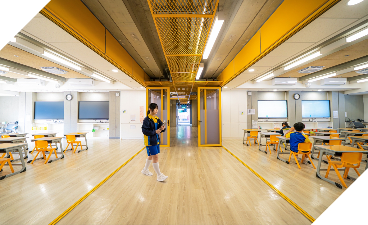 除了「組裝合成」建築法的生產與安裝外，機械通風、消防裝置、水管和排水，以及電力系統等機電設備，均被安排於工廠製造，大幅提升地盤施工進度。工程每一個階段皆採用建築信息模擬技術，以確保建築物落成後能達到最高標準水平。