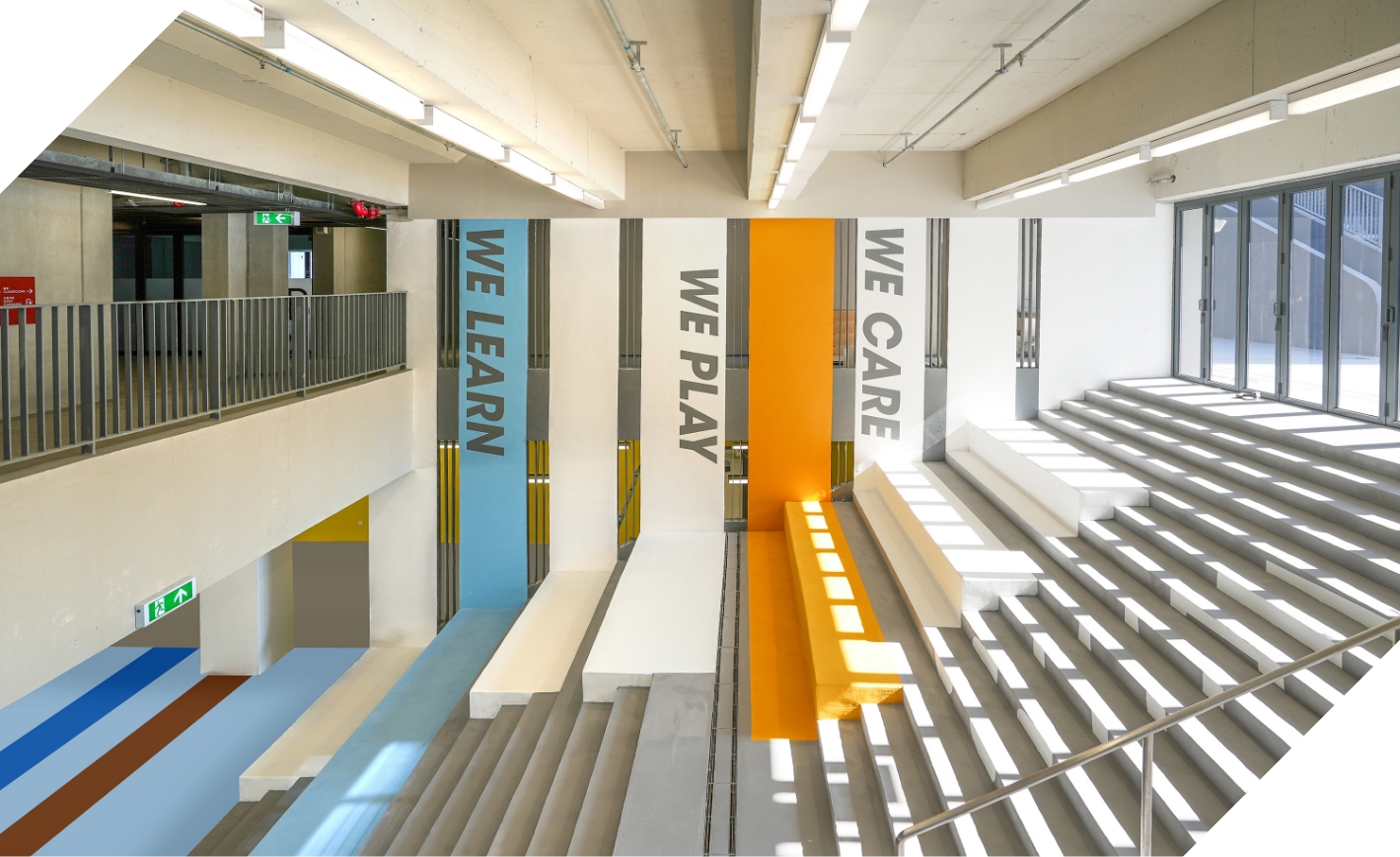 外牆和課室牆身均採用清水混凝土，不但促進可持續發展，同時體現建材的自然美感和「組裝合成」建築法的優良品質控制。