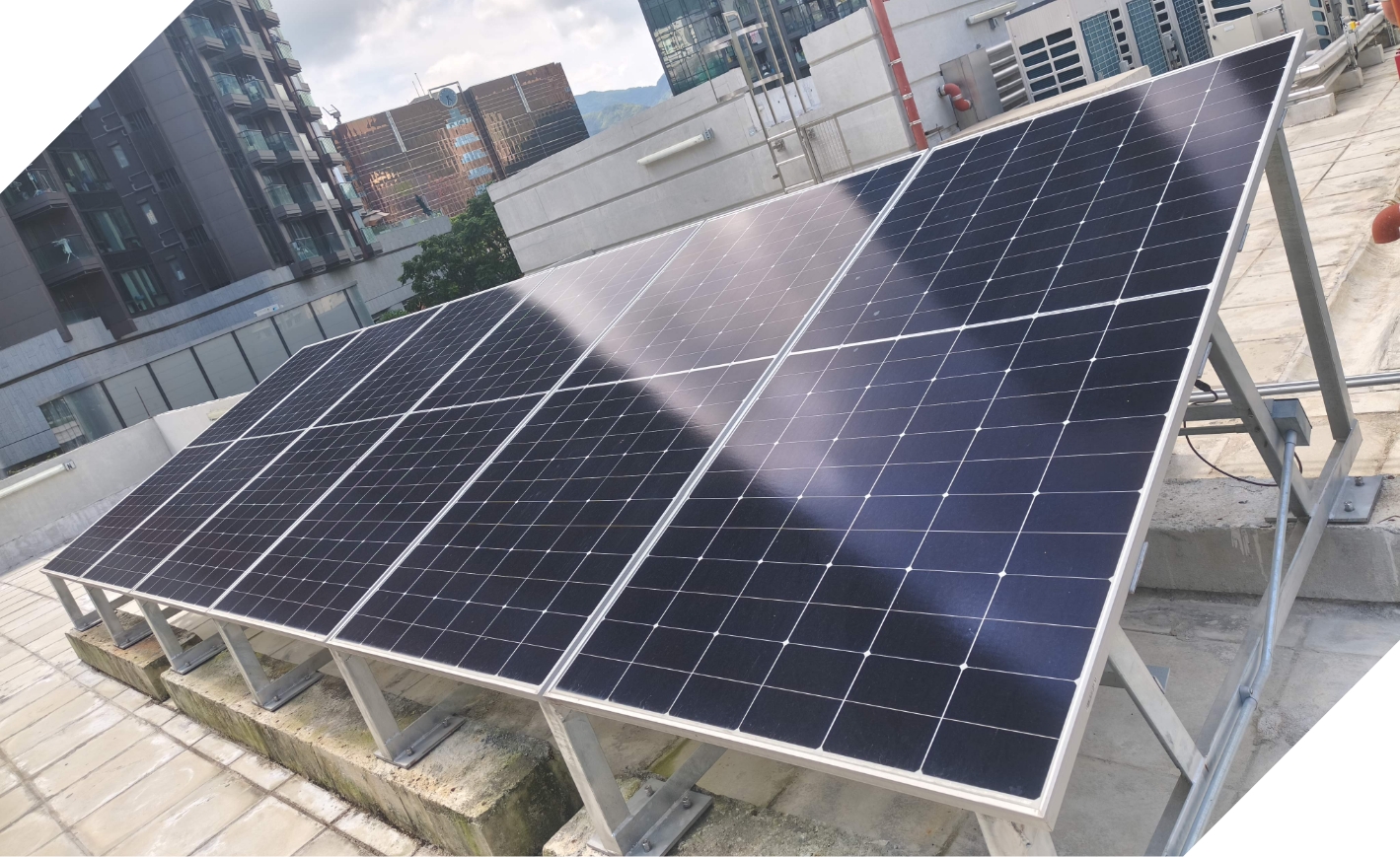 大陽能光伏板、直流電風扇和太陽燈管等節能設備和再生能源技術，有助減少能源消耗，實現可持續營運。