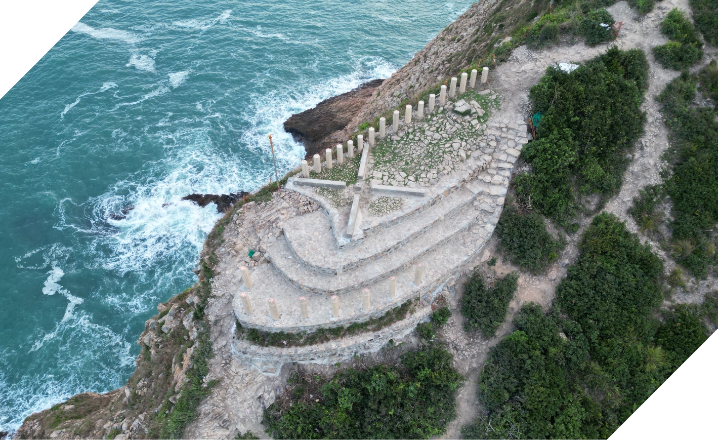 梯田式觀景台及東壩與撿豬灣觀景點,為遊人展現壯麗的海岸景致。