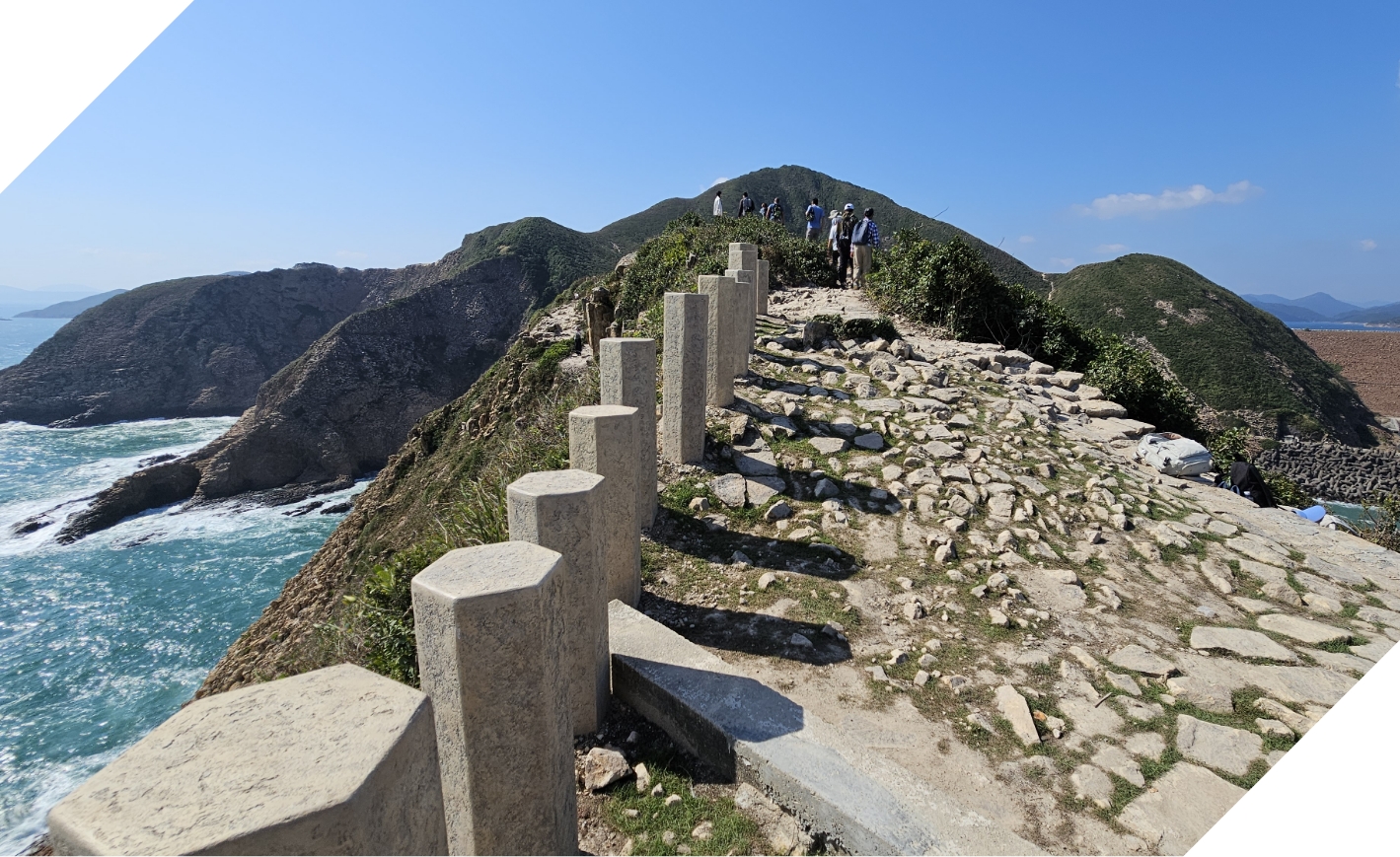 採用天然石材配以生命力強的植物鋪設山徑,盡力減低對環境的影響。
