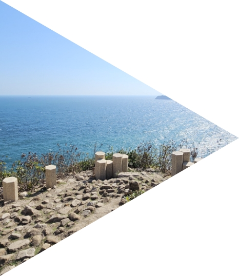 指示牌與精心設置的護柱,有助引導行山人士於既定地點欣賞風景。