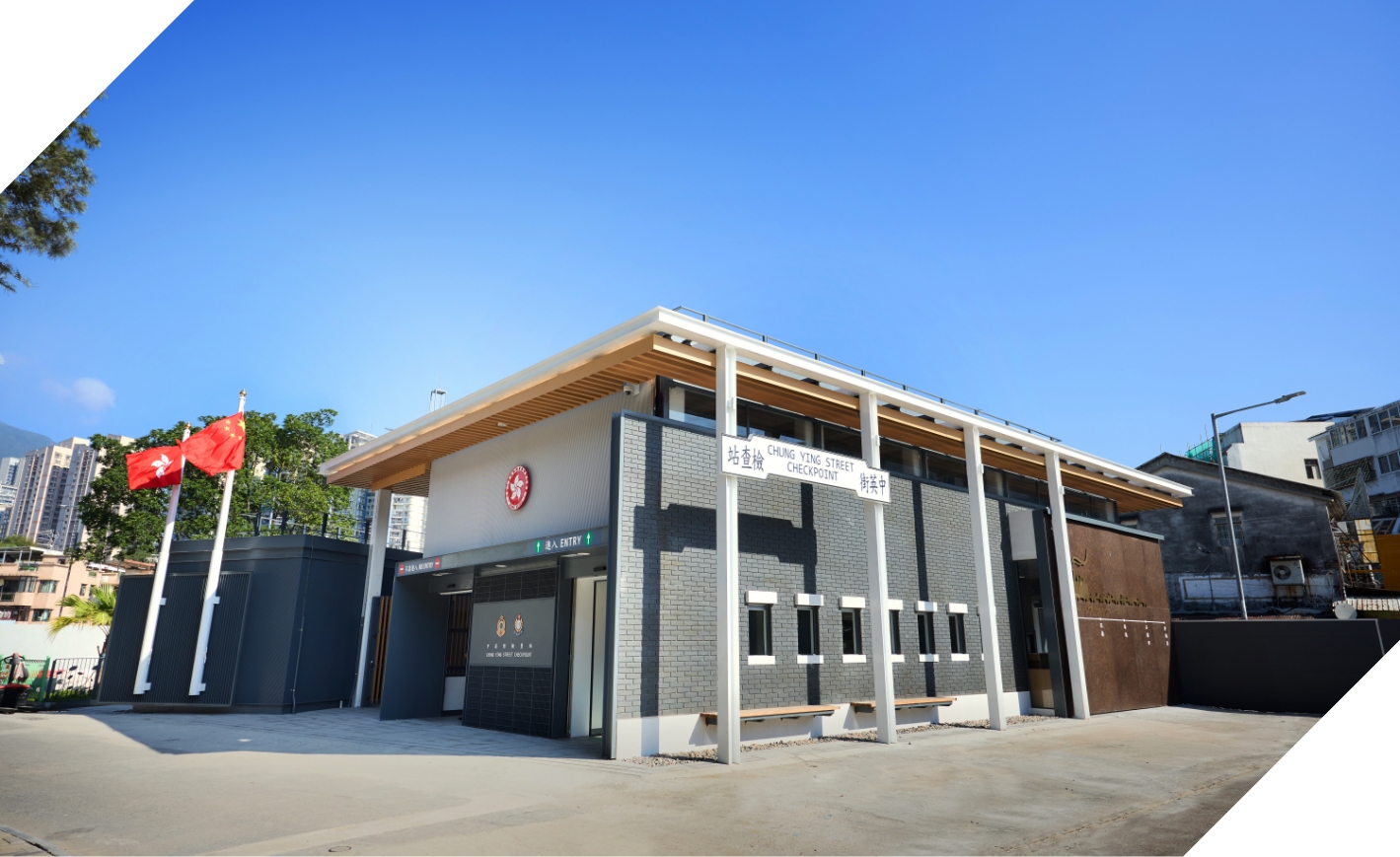 中英街檢查站選址昔日繁盛的沙頭角火車站附近，歷史悠久。設計以紀念舊日洪嶺火車站為概念，融合了中式青磚牆、白色牆腳、石柱以及木長凳等傳統元素，與現代功能相結合。外牆採用銅板裝飾，復古火車再現昔日風光。檢查站的設計既可滿足營運需求，又可方便遊客拍攝這座交通運輸地標的歷史面貌。