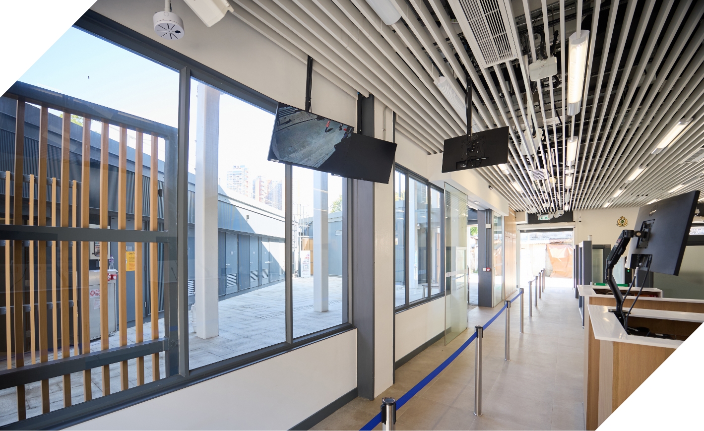 樓底高天花板有效促進自然通風，而玻璃幕牆和智慧照明感應器則可引入充足的自然光線，既可減少能源使用，又可提升舒適度。