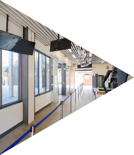 中英街檢查站選址昔日繁盛的沙頭角火車站附近，歷史悠久。設計以紀念舊日洪嶺火車站為概念，融合了中式青磚牆、白色牆腳、石柱以及木長凳等傳統元素，與現代功能相結合。外牆採用銅板裝飾，復古火車再現昔日風光。檢查站的設計既可滿足營運需求，又可方便遊客拍攝這座交通運輸地標的歷史面貌。