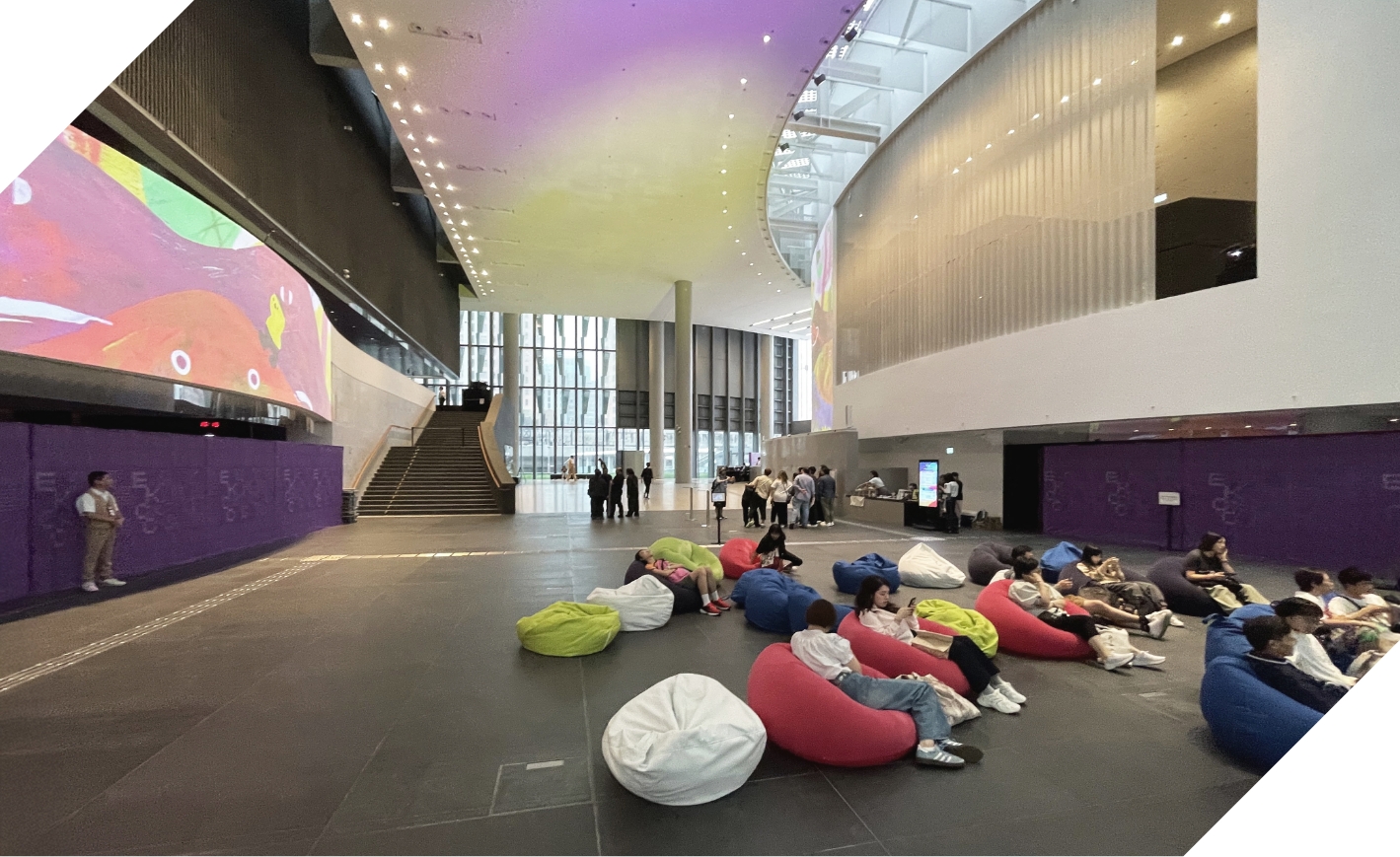 「架空藝術回廊」以多條步行路線加強城市連結，讓藝術與文化自然融入通勤者的日常，營造沉浸式公共空間。