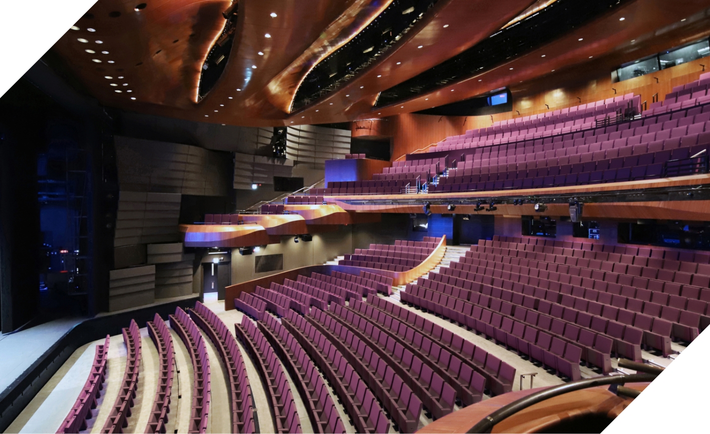劇院設有1 200個座位，是中心最大且配置靈活的多用途表演場地，適用於演出與活動。
