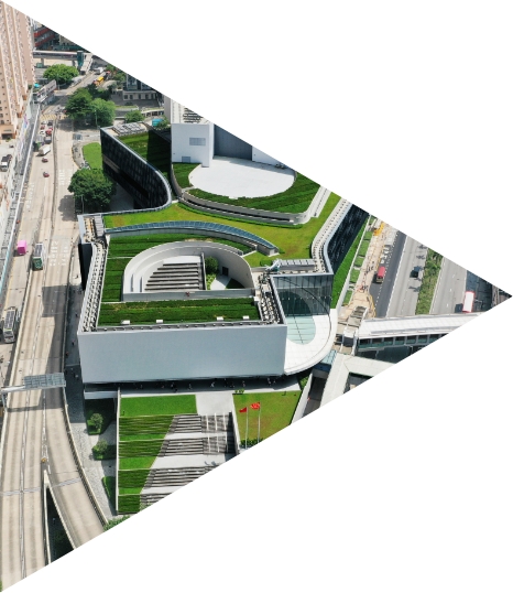 一樓平台經由天橋下的樓梯廣場與休憩花園，連接港鐵站與街道，讓使用者置身於翠綠樹梢中，享受舒適宜人的休憩時光。