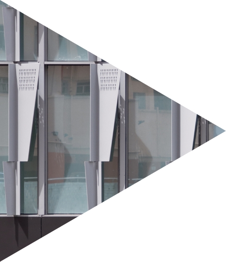 多層綠化空間由天台延伸至地面廣場，有助紓緩熱島效應，並營造親近自然的環境，為社區帶來舒緩視覺與多元活動的機會；入口廣場保留的樹木不僅遮蔭，更延續社區的集體回憶。