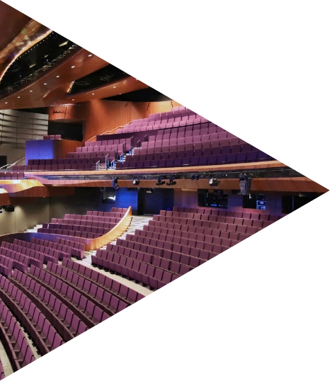 玻璃幕牆與天窗使視覺通透清晰，使自然採光更加充分；高效能燒結玻璃與精心設計的遮陽板相互配合，有效減低太陽熱力增益。遮陽板的設計靈感源自傳統屋邨的鏤空摺閘，將隔熱性能與本地建築特色融為一體。