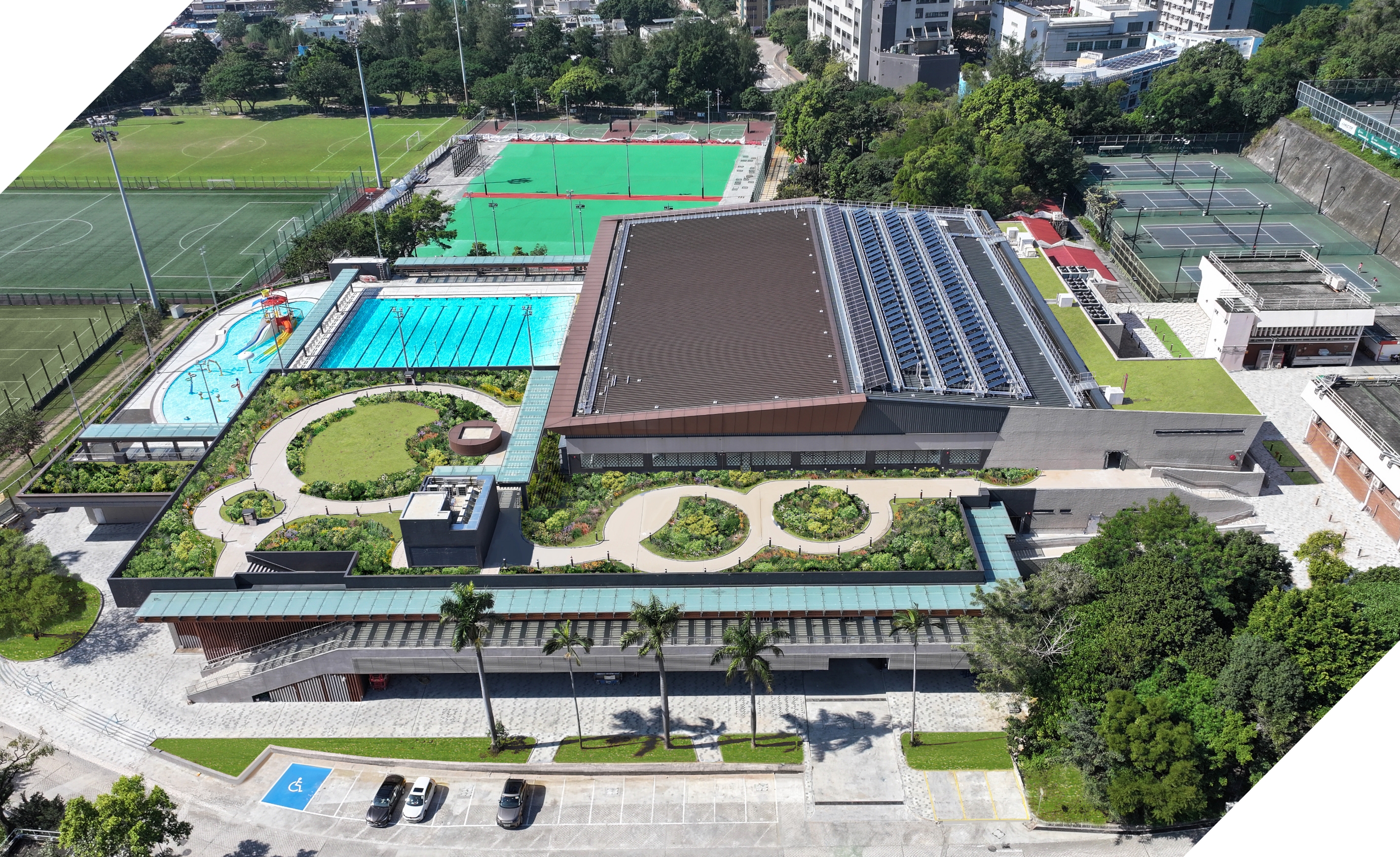 建築高度限制為18.5米，盡量減低對景觀的影響；天台花園則讓訪客欣賞游泳館的綠意景致。