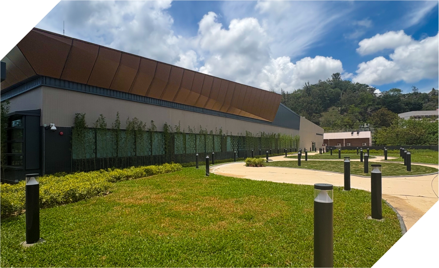 景觀設計兼顧不同使用者需要，綠化更將泳池區與自然環境無縫銜接。重建後綠化面積佔總用地約20%。