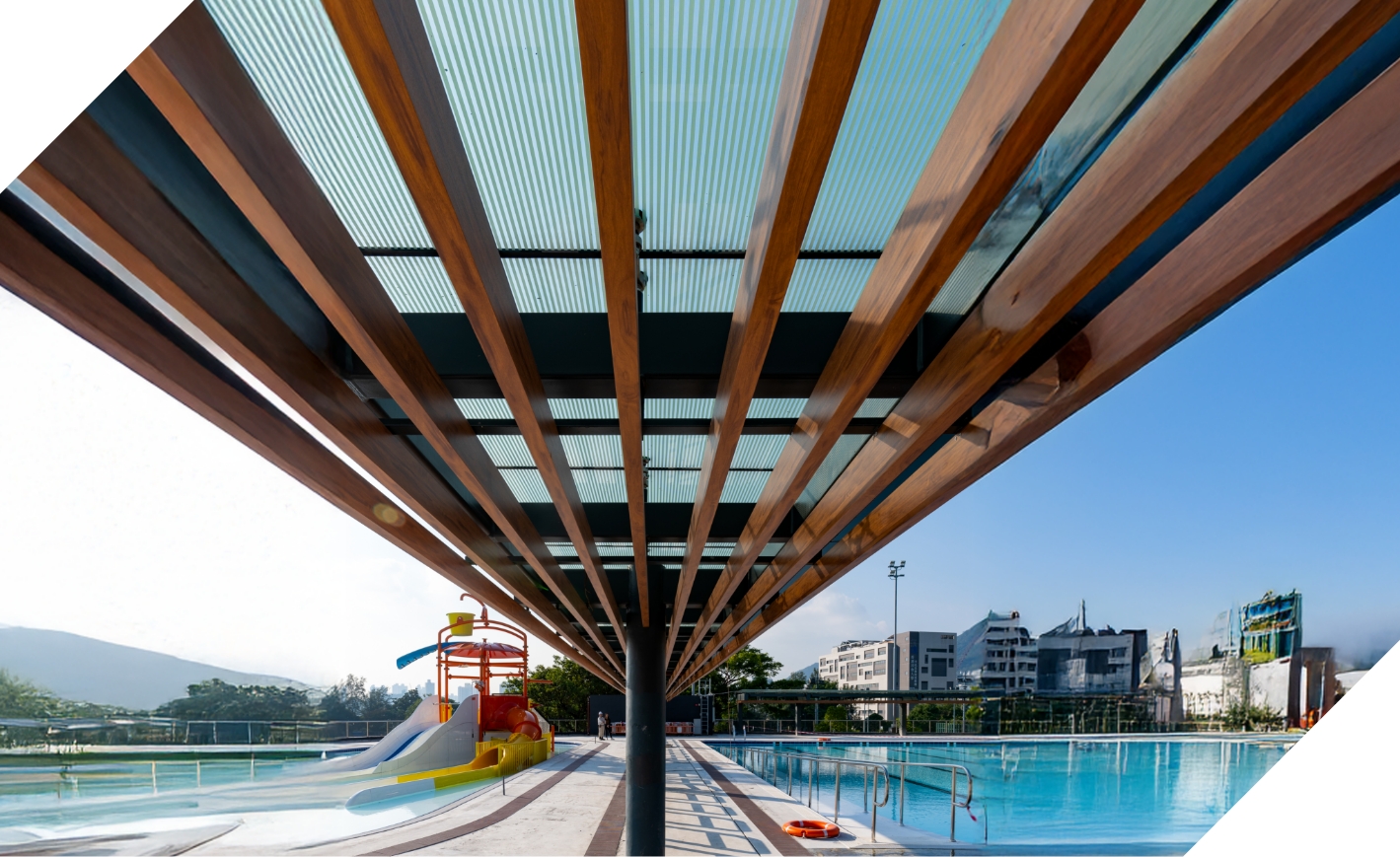 採用建築署《長者友善設計指引》，將無障礙設施全面融入於建築設計至景觀細節中。