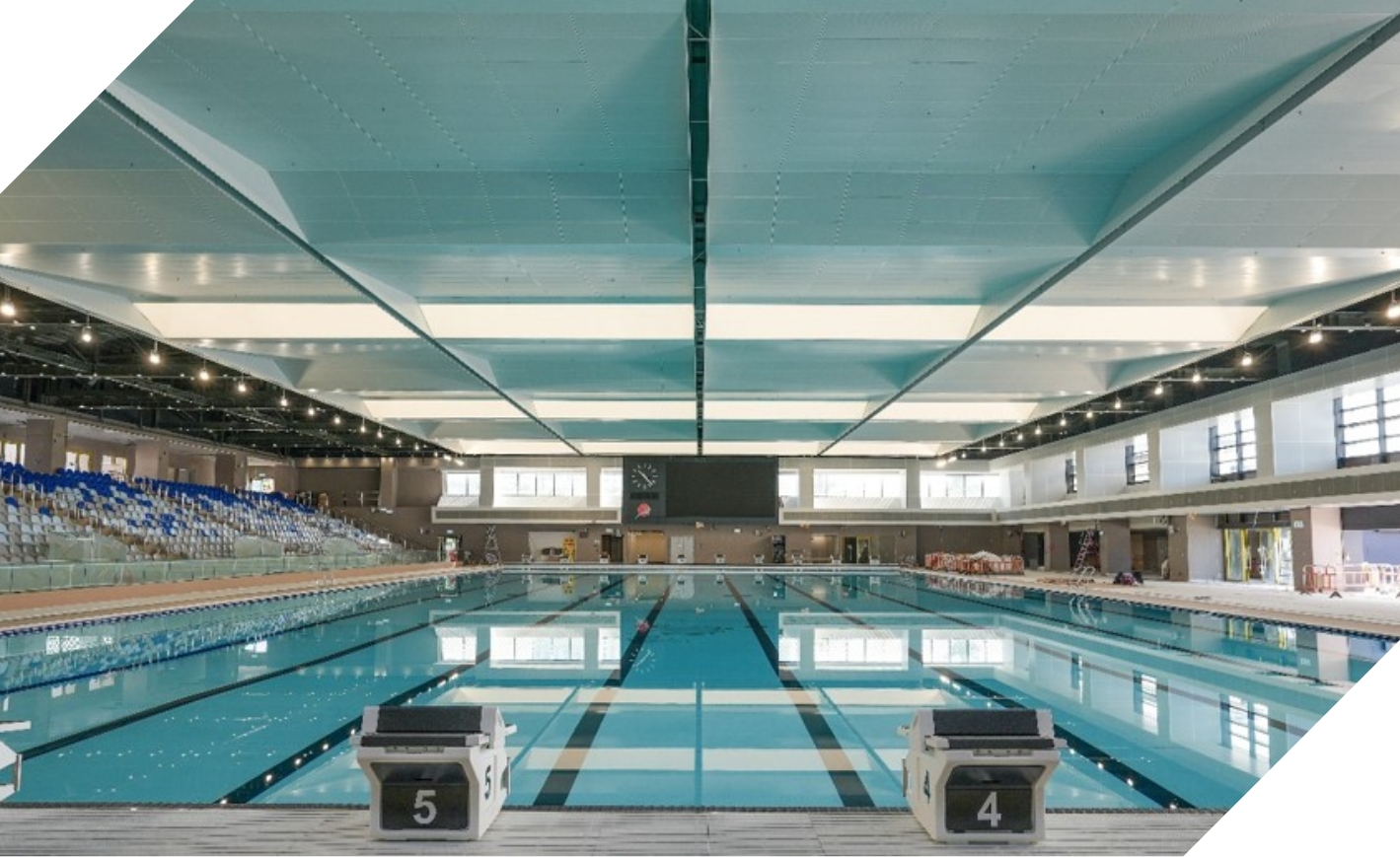 設計透過深窗、遮陽簷和高樓底引入自然光線。電腦模擬技術可預先識別眩光問題，進一步優化光線的強度。