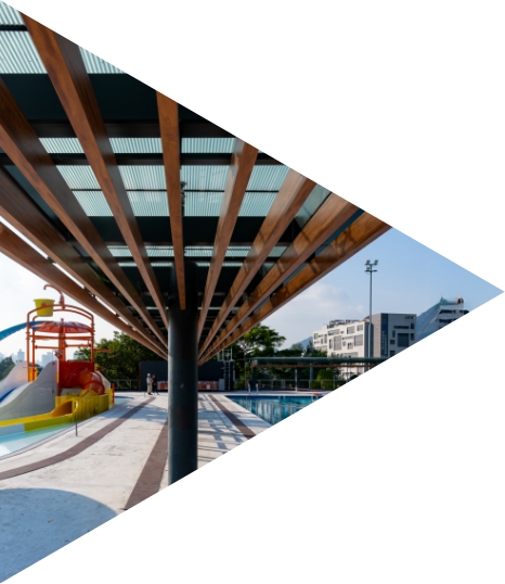 景觀設計兼顧不同使用者需要，綠化更將泳池區與自然環境無縫銜接。重建後綠化面積佔總用地約20%。