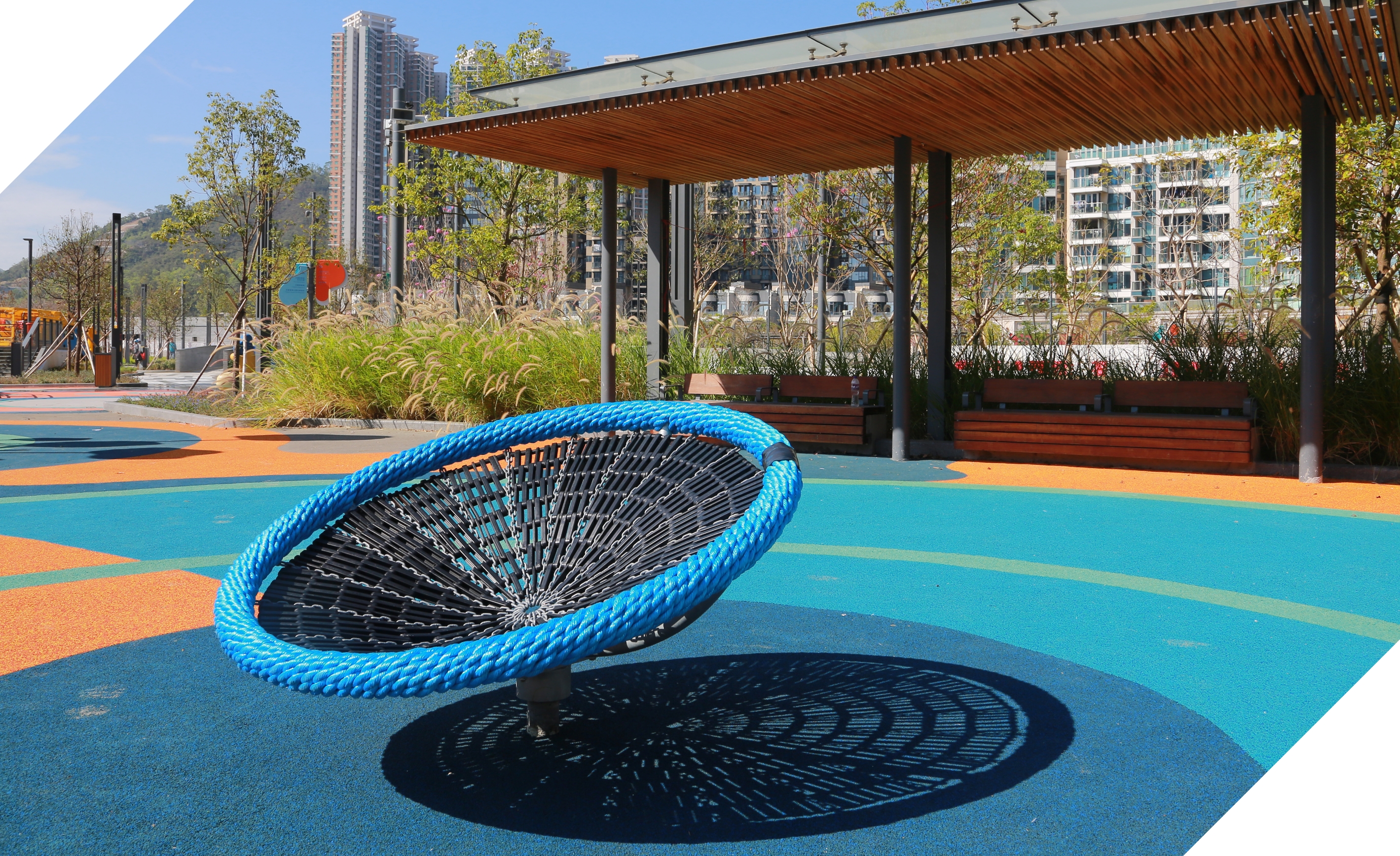 動感遊樂場、無障礙座椅和健身站促進社區共融。場內更設有教育展板，以提高大眾對氣候韌性和海綿城市概念的認識。