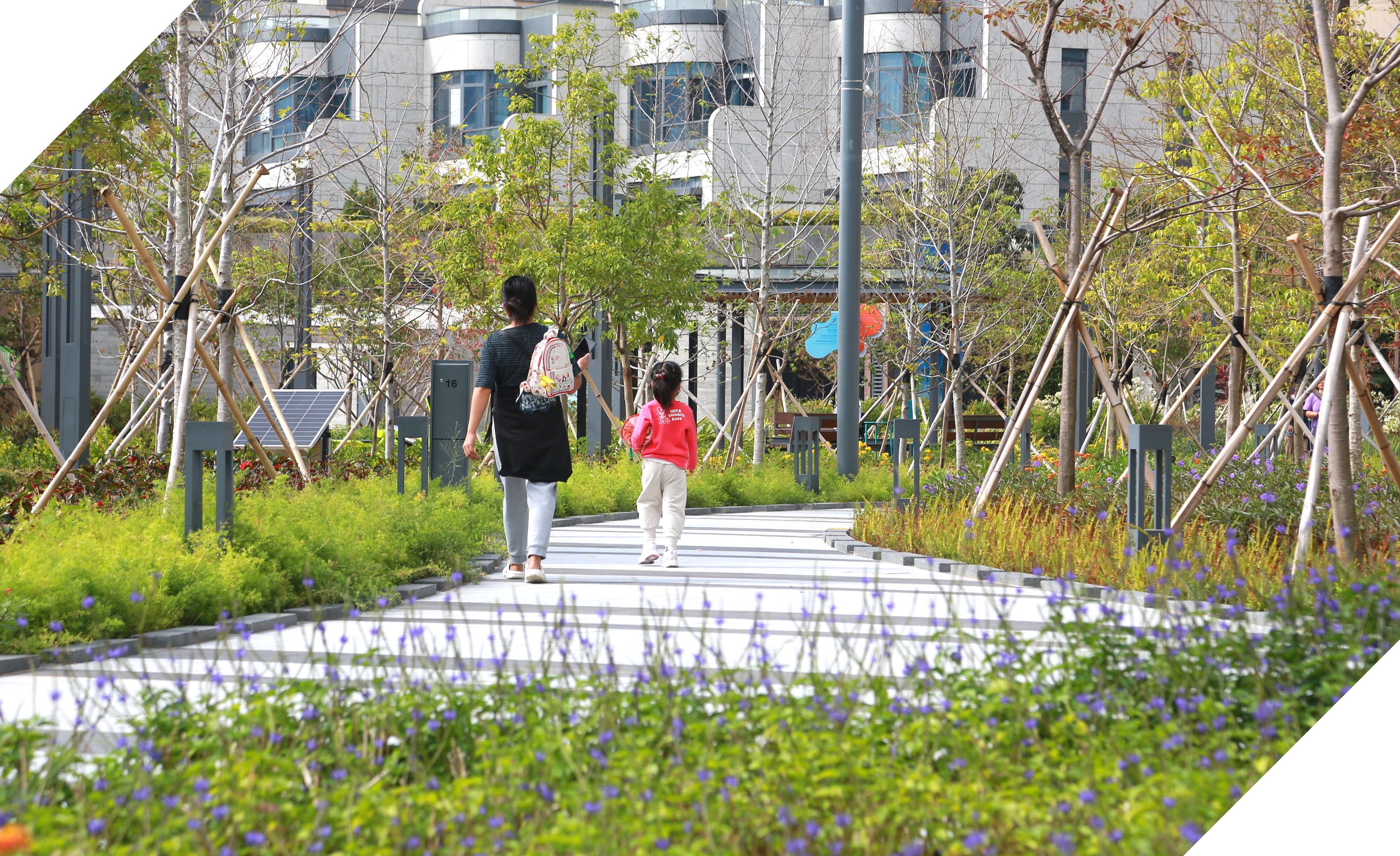 公園的綠化覆蓋率高，有助緩解城市熱島效應並提升生物多樣性。種植逾700棵樹木和110 000棵灌木能為城巿降溫，並吸引傳播花粉的昆蟲，將這片填海區打造成生物多樣性的熱點。