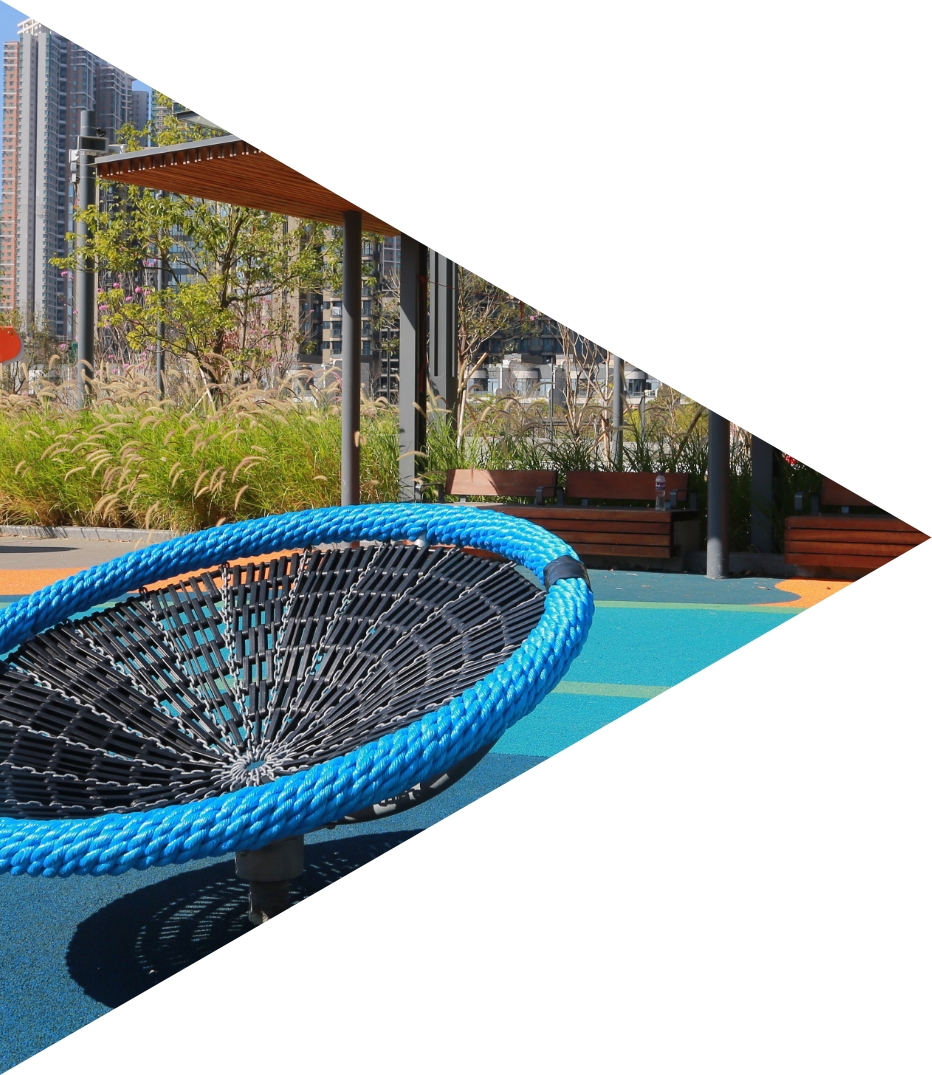 空氣淨化太陽能玻璃天幕和太陽能照明，不但可透過再生能源為公園供電，亦可改善空氣質素。從種植區收集的雨水，可循環回儲於水箱供灌溉之用。零灌溉花園更進一步體現循環用水的理念，當中的「零灌溉」系統整合及儲存多餘的水，能完全自給自足，無需額外澆水。