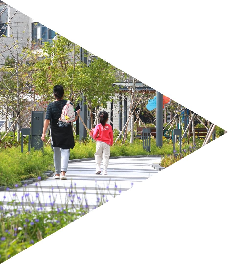 動感遊樂場、無障礙座椅和健身站促進社區共融。場內更設有教育展板，以提高大眾對氣候韌性和海綿城市概念的認識。