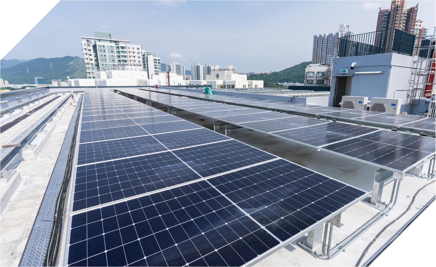 採用太陽能光伏板系統與遮光設備等節能技術，使年度二氧化碳排放量減少約15%。