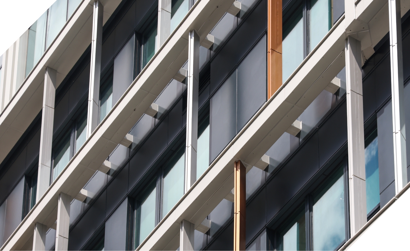 雙層幕牆配上主題色彩，既可採集充足自然光線，又能減少太陽熱增益，確保熱舒度並與鄰近建築共享日照。