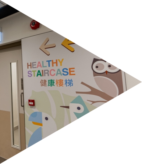 以生機蓬勃的「生命之環」為設計理念的現化設施，為訪客和社區營造希望與歡樂的環境。每個樓層的藝術裝置皆展現出設施的使命──在回應北區日益增長的醫療需求同時，提升社區的身心健康。