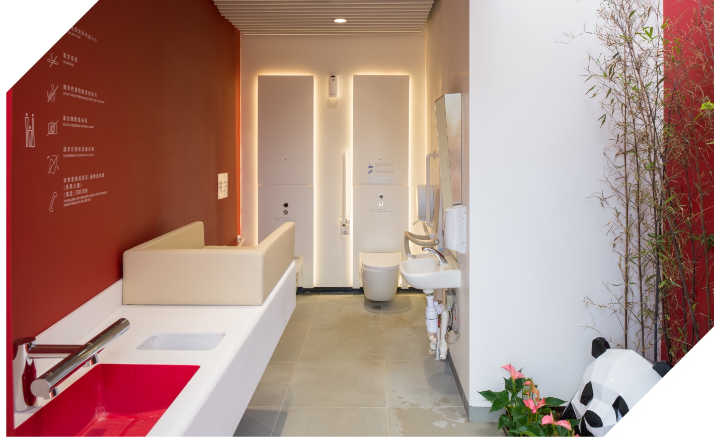 半開放式的空間與綠化室內設計，能促進自然通風與採光，既可降低能源消耗，又能提供遠離繁囂城巿的休閒空間。