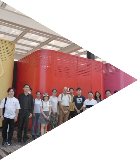 半開放式的空間與綠化室內設計，能促進自然通風與採光，既可降低能源消耗，又能提供遠離繁囂城巿的休閒空間。