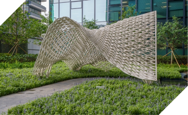位於將軍澳入境事務處總部「婚禮花園」的標誌性裝置「織 • 愛」，是香港首個利用3D金屬打印技術的大型試點作品。