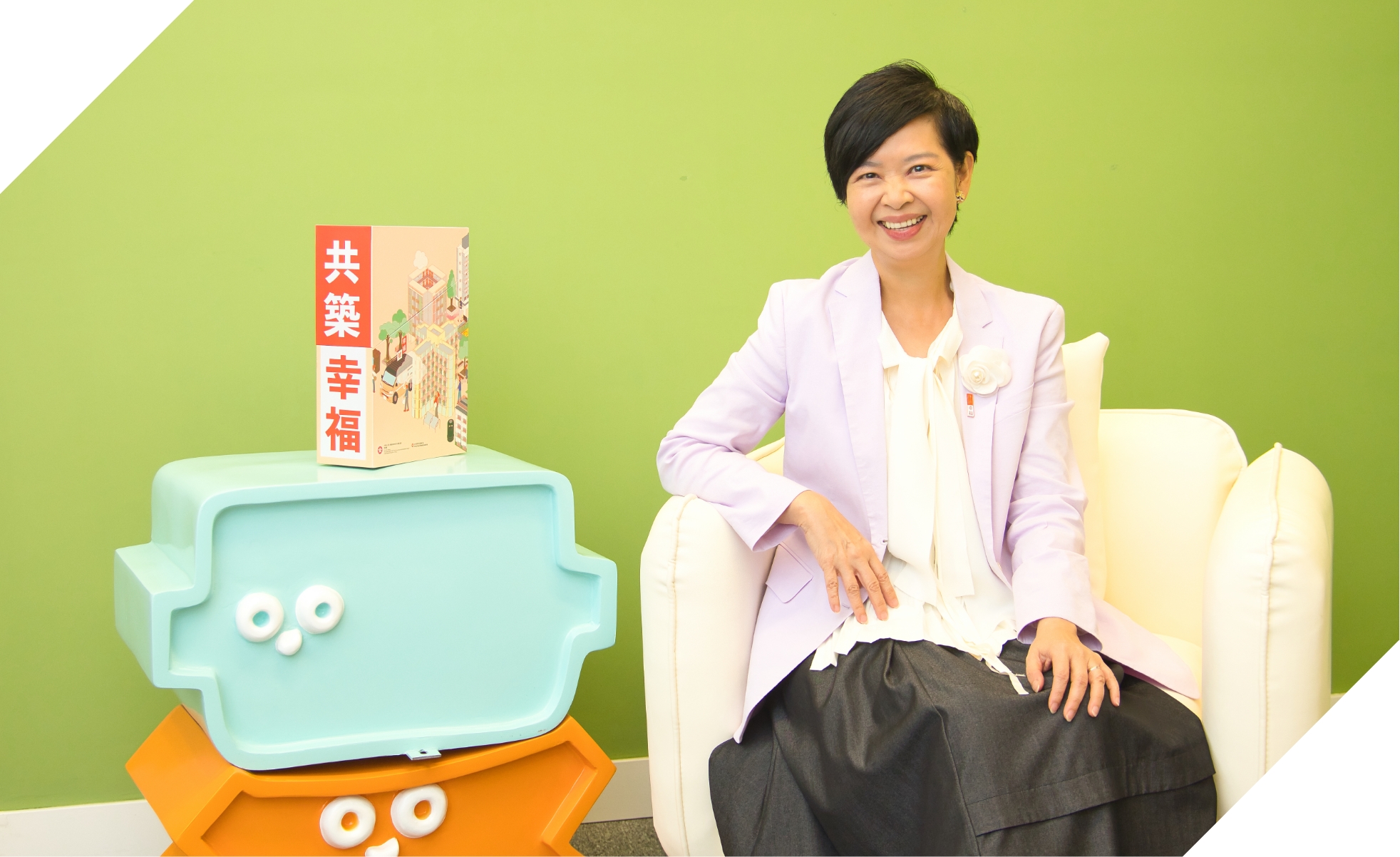 何永賢女士，JP
    房屋局局長