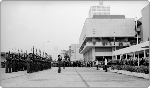 新香港大会堂正前面空地举行的阅兵仪式