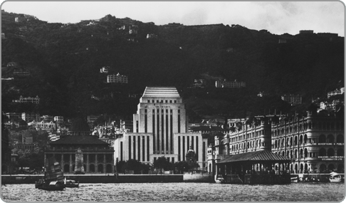 从维多利亚眺望位于海滨的和平纪念碑（中）、皇后像广场（右）及立法会大楼（左）