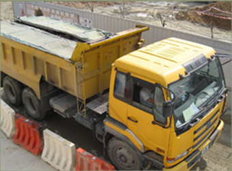 Dump truck equipped with mechanical cover to prevent dust spreading