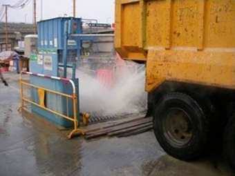 離開工地的汽車會先清洗以防將灰塵帶離工地