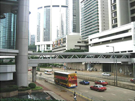 位於金鐘連接交通樞紐及建築羣的一條行人天橋