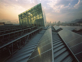 機電工程署啟德新總部安裝了2300件太陽能光伏板，能於最高峯時產生350kWh電量及每年產生400MWh電能，同時可減少每年製造出來的210噸二氧化碳 1。