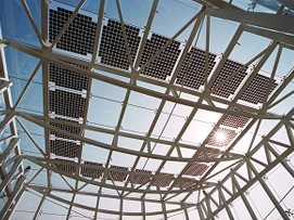 机电工程署启德新总部安装了2300件太阳能光伏板，能于最高峯时产生350kWh电量及每年产生400MWh电能，同时可减少每年制造出来的210吨二氧化碳 2。