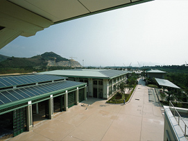 竹篙湾消防局暨救护车站及警岗展示使用最先进的太阳能光伏板作天面构件,能产生85kWh的电量,约提供建筑物总用电量的百分之十
