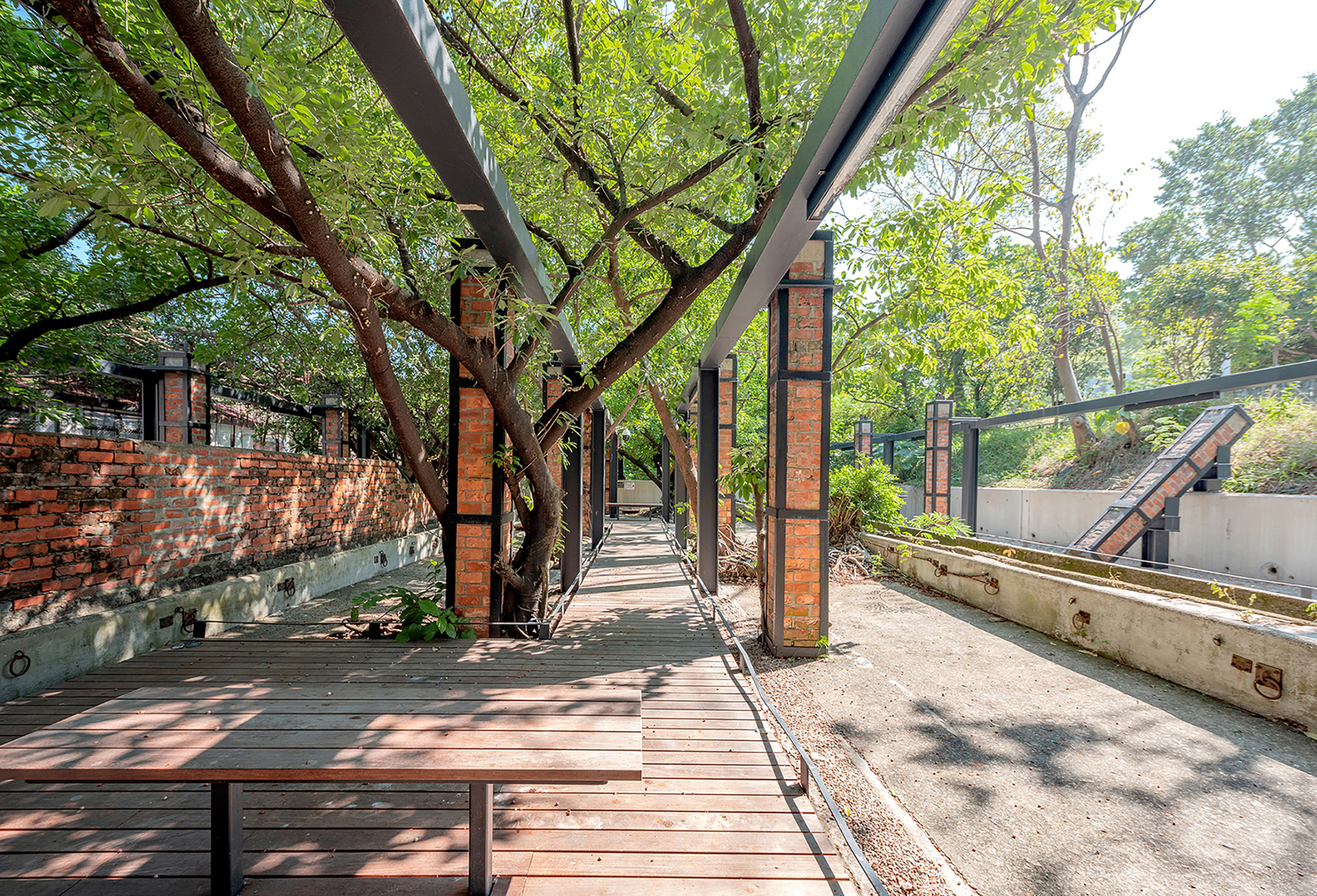 牲口棚遺跡(紅磚柱區)