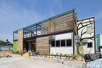 Temporary Façade Made from Used Materials